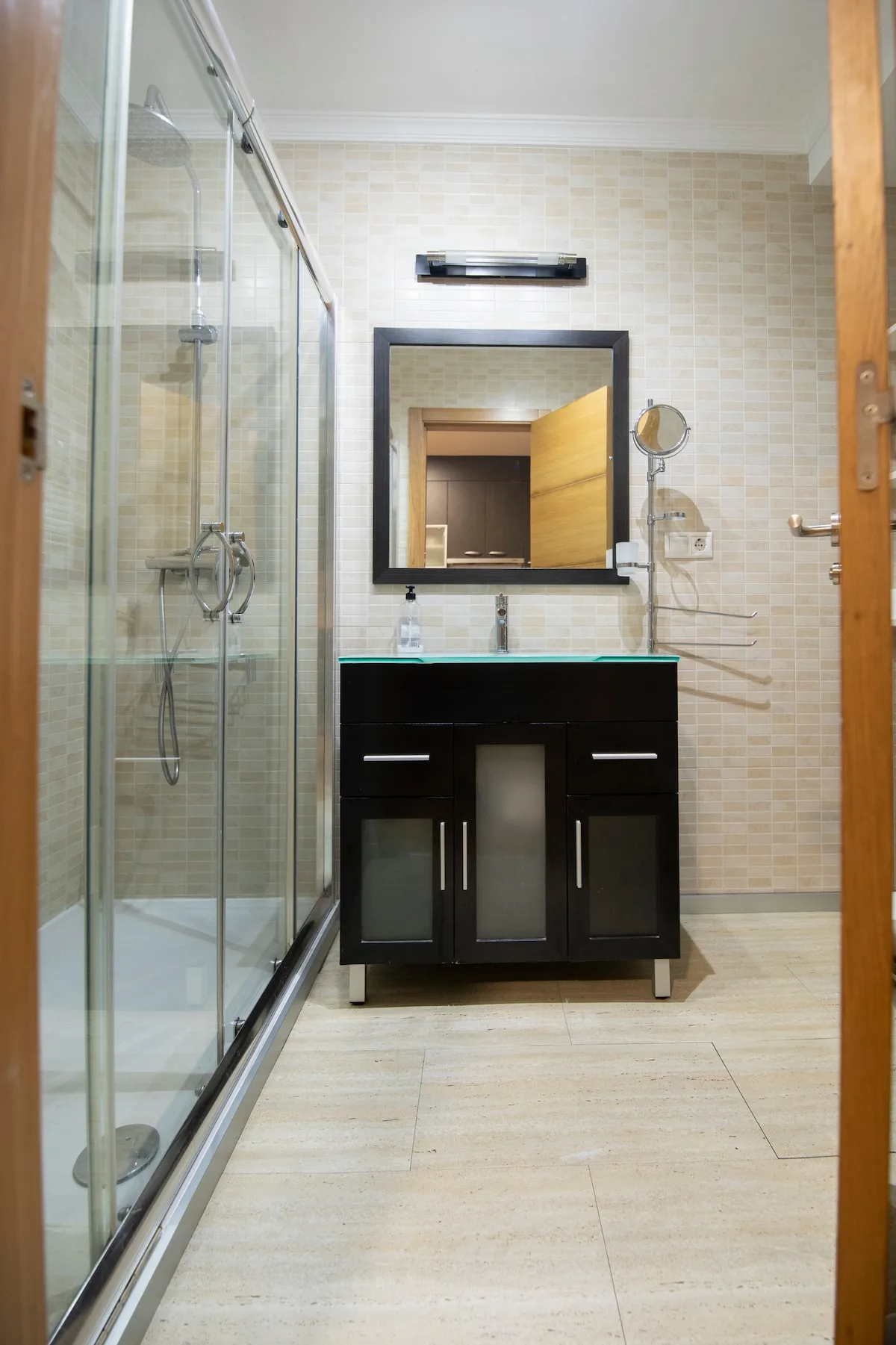 Baño completo con ducha y lavabo