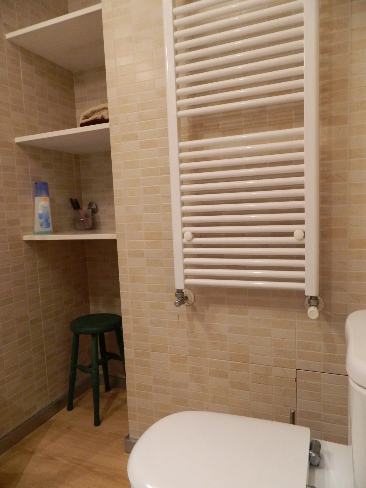 Baño — detalle del toallero radiador