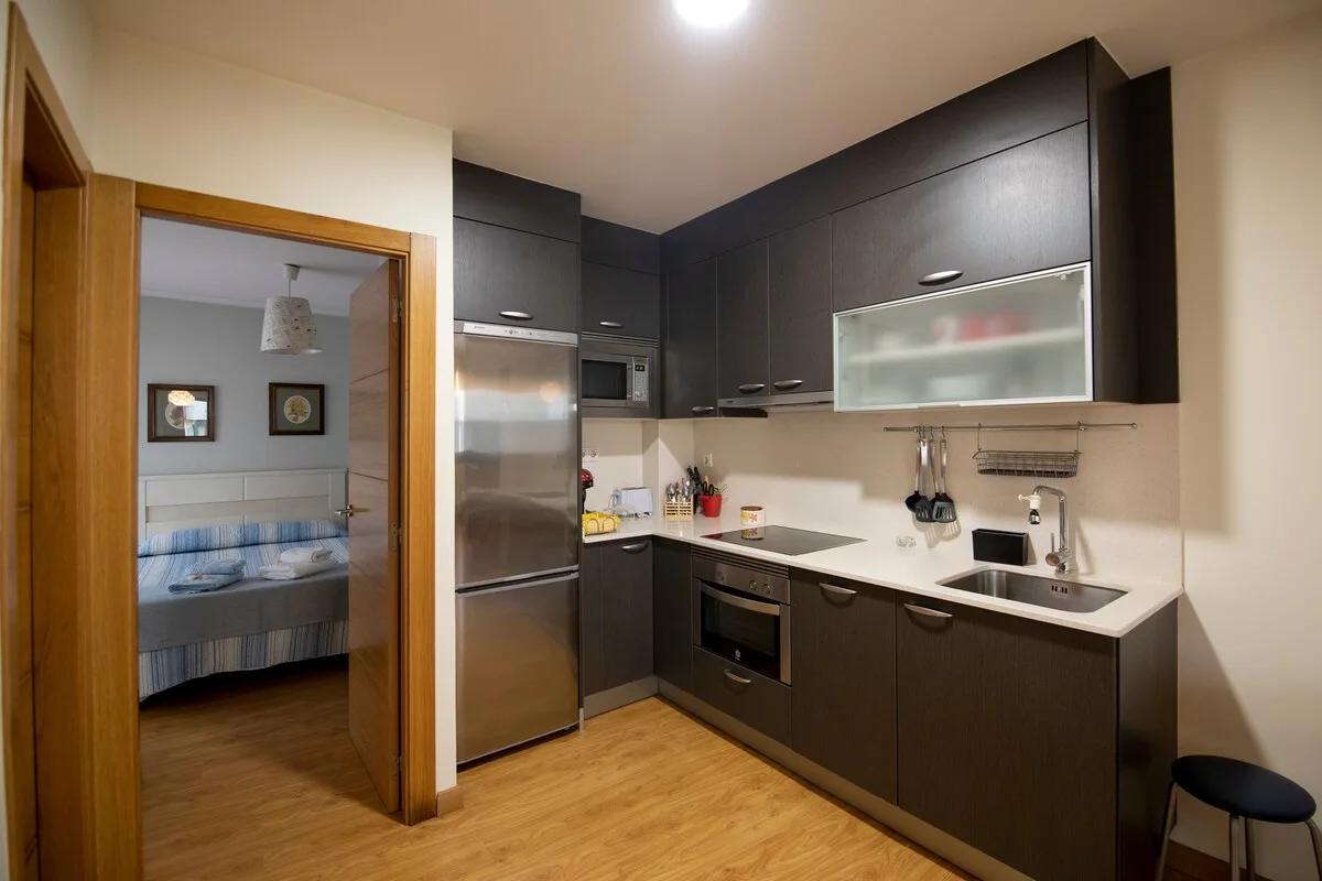 Cocina americana equipada, con el dormitorio al fondo