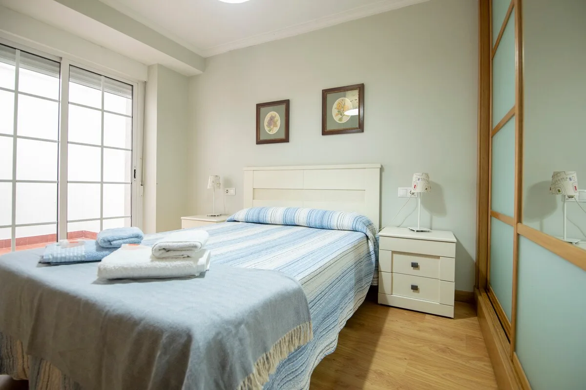 Dormitorio principal con cama de matrimonio