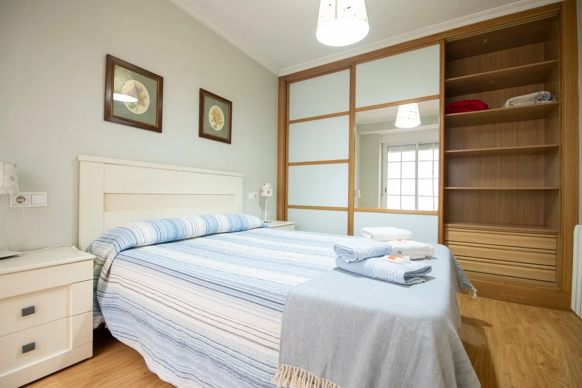 Dormitorio principal con armario empotrado