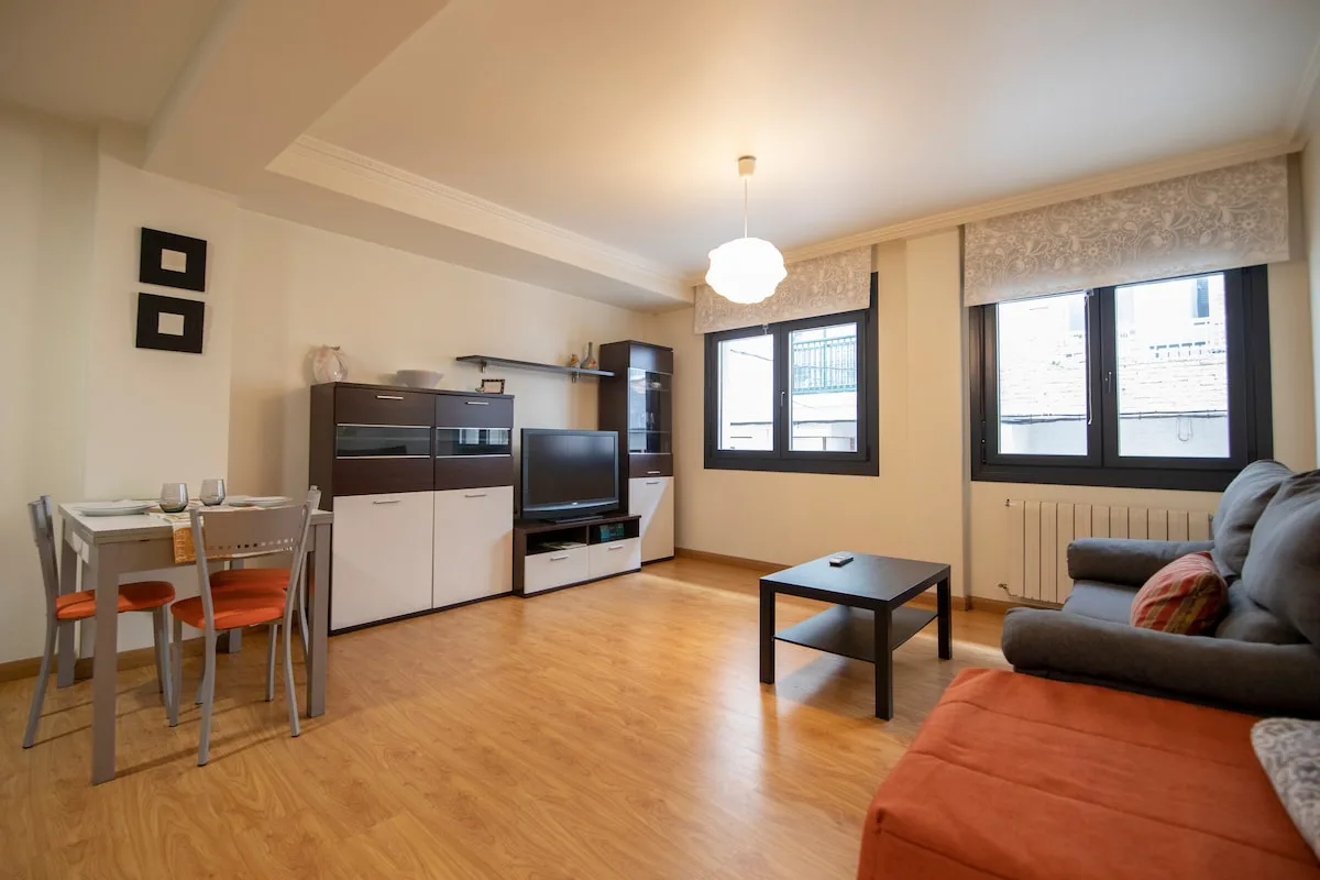 Salón con mesa de comedor y zona de TV