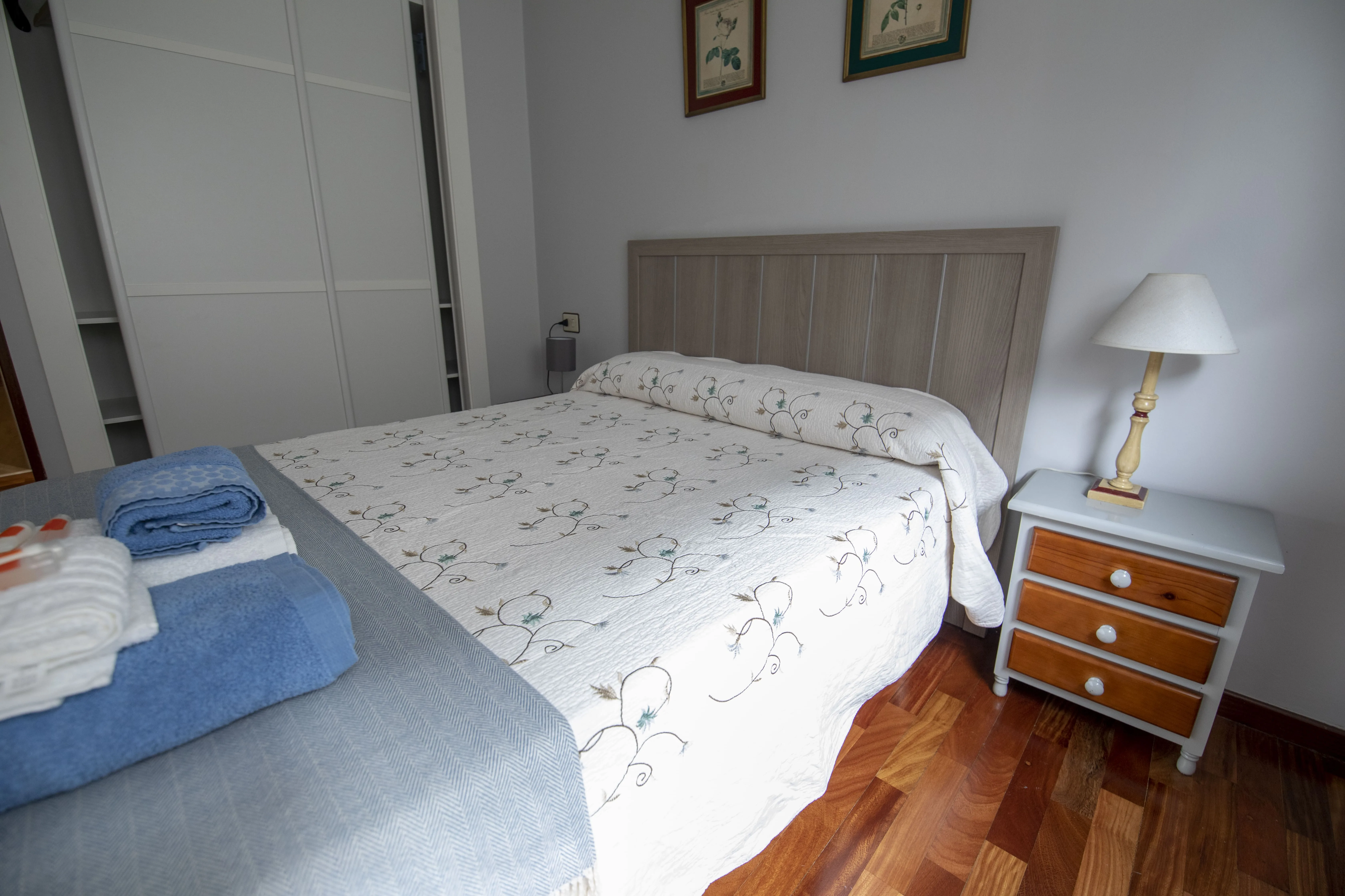 Dormitorio principal con cama de matrimonio